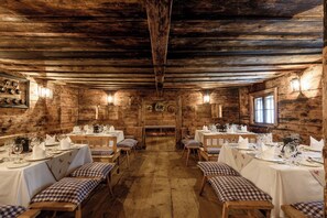 2 restaurants, international cuisine - Brauereigasthof-Hotel Aying (Aying)