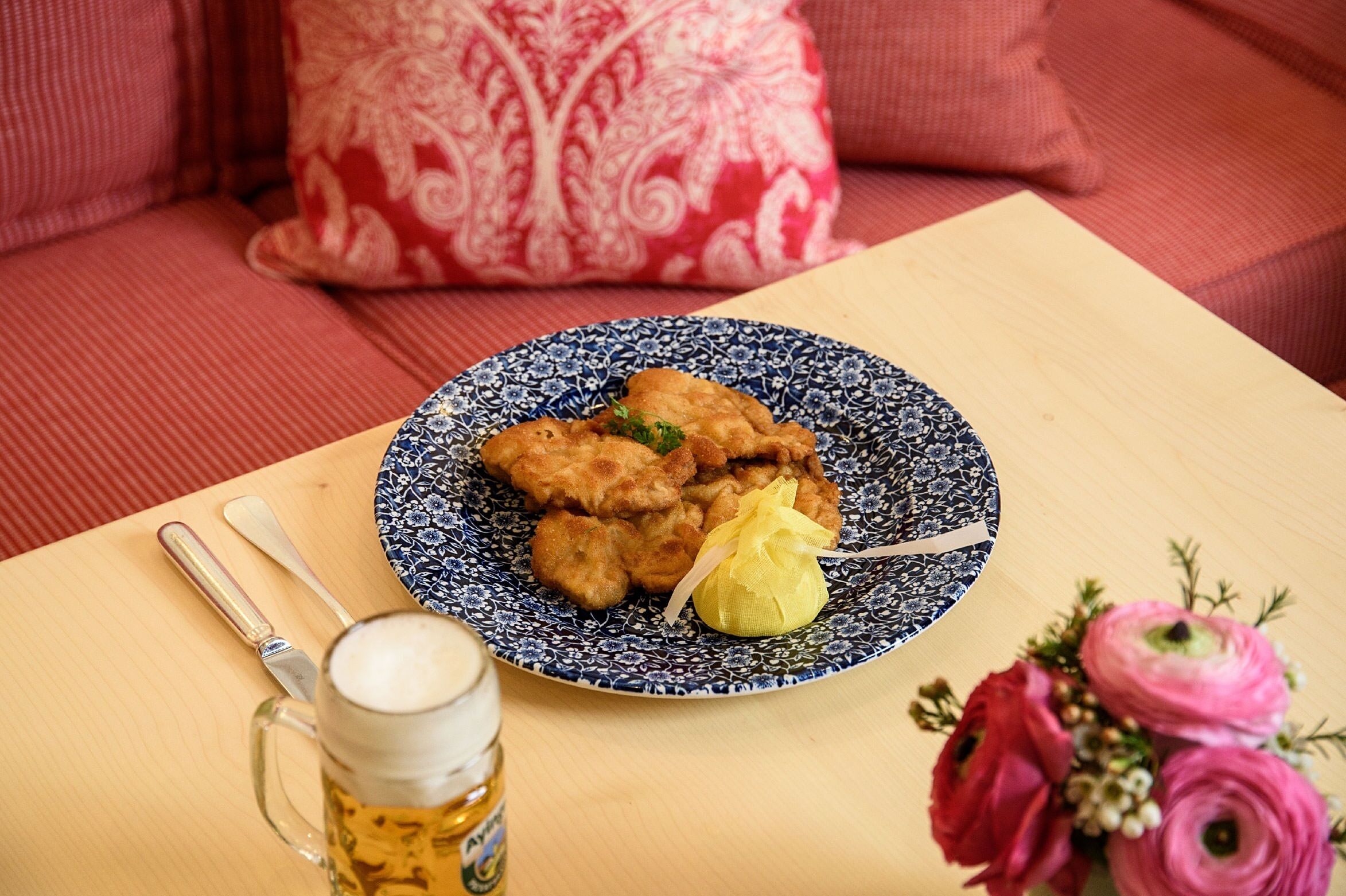 2 restaurants, international cuisine