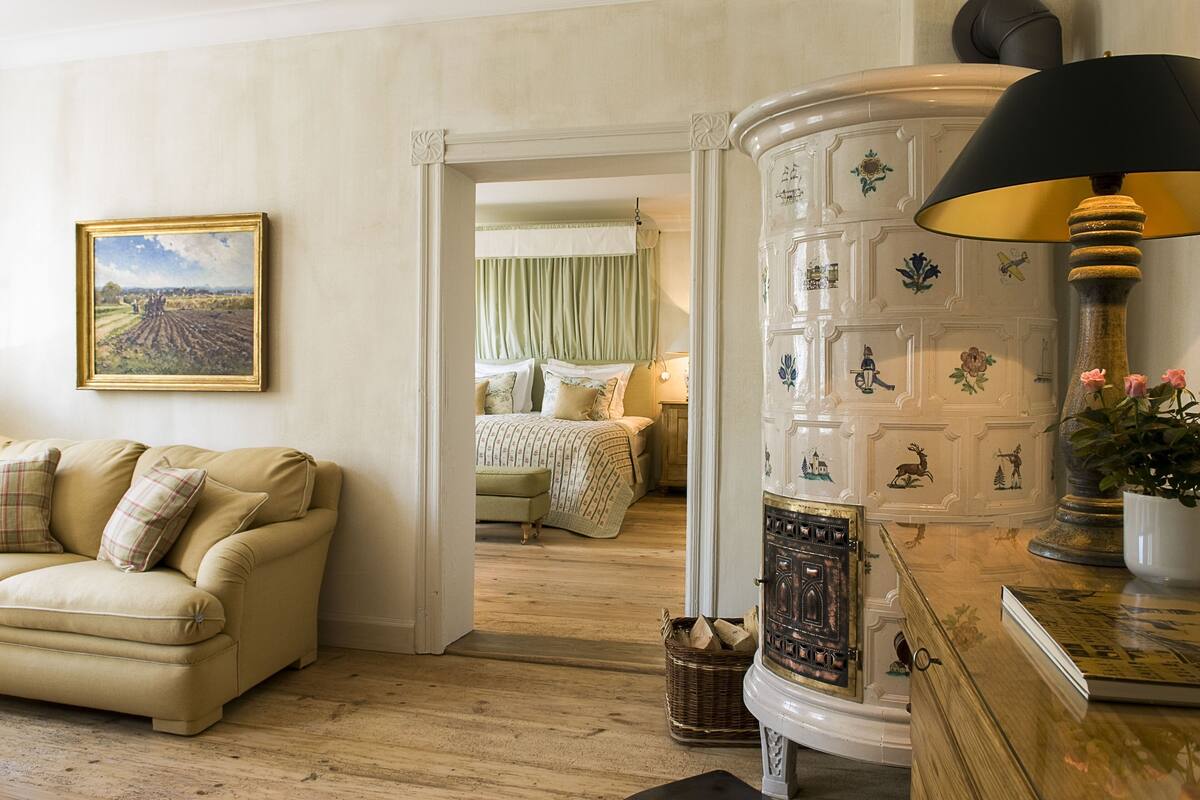 junior suite | living area | 32-inch lcd tv with digital channels, tv