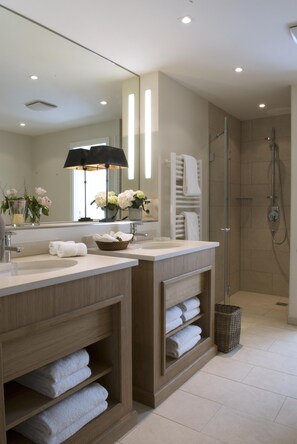 Junior Suite | Bathroom | Free toiletries, hair dryer, bathrobes, slippers - Brauereigasthof-Hotel Aying (Aying)