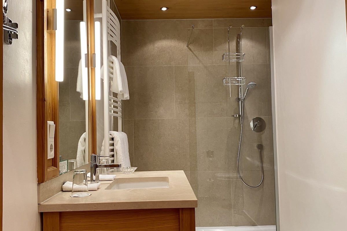 business double room | bathroom | free toiletries, hair dryer, bathrobes, slippers