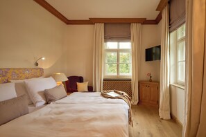 Phòng đôi Business | Bộ đồ giường cao cấp, chăn bông, nệm có lớp đệm bông, minibar 