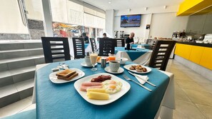 TĂ€gliches inbegriffenes FrĂŒhstĂŒcksbuffet