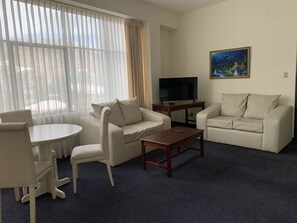 이그제큐티브 아파트, 침실 1개 | 거실 공간 | 케이블 채널 시청이 가능한 45인치 TV