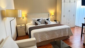 Sengetøy av topp kvalitet, minibar, safe på rommet og skrivebord