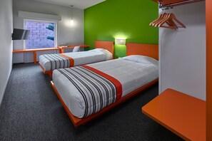 Escritorio, tabla de planchar con plancha, wifi gratis y ropa de cama 
