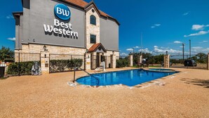 A Best Western hotel with a swimming pool and a stone facade. - Best Western SeaWorld San Antonio (San Antonio)