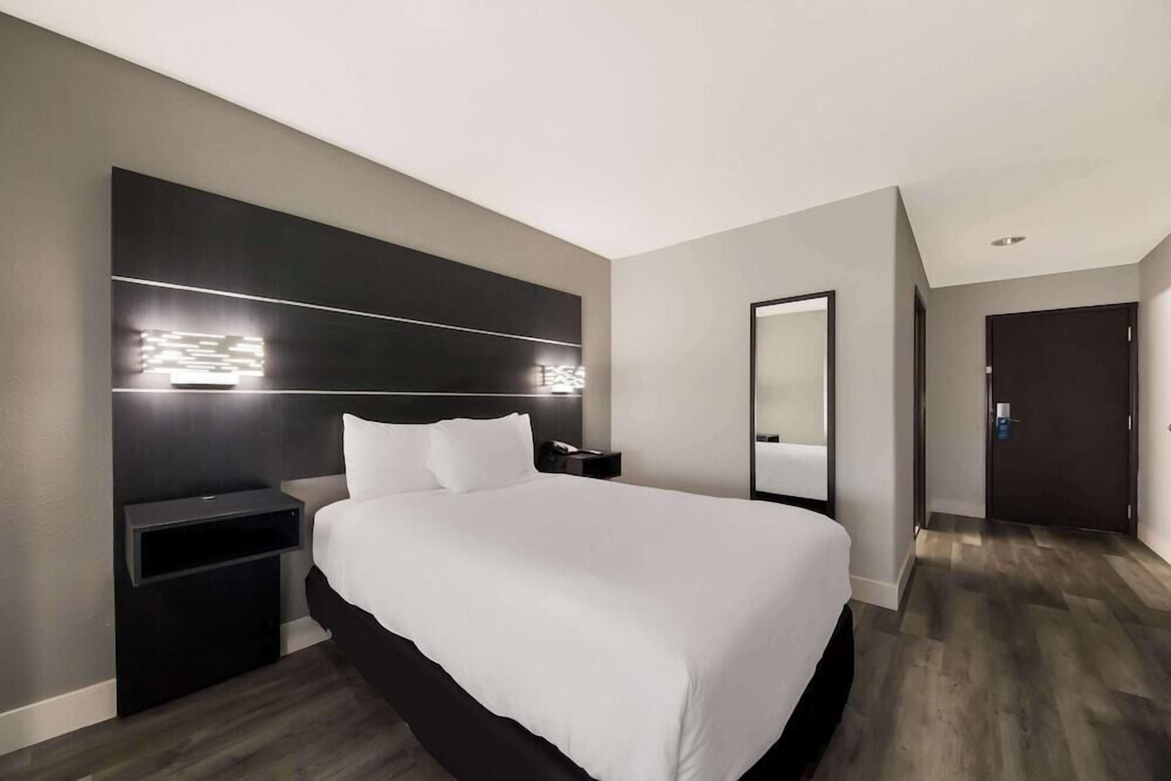 In-room safe, desk, laptop workspace, iron/ironing board