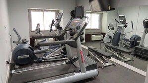 A gym with treadmills, elliptical machines, and a stationary bike. - Best Western SeaWorld San Antonio (San Antonio)