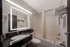 Suite, 1 Tempat Tidur King, Bebas Asap Rokok, lemari es & microwave (with Sofabed) | Kamar mandi | Shower, pengering rambut,  dan handuk