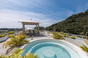 مأكولات ومشروبات مجانية في الميني بار وخزنة داخل الغرفة وستائر تعتيم