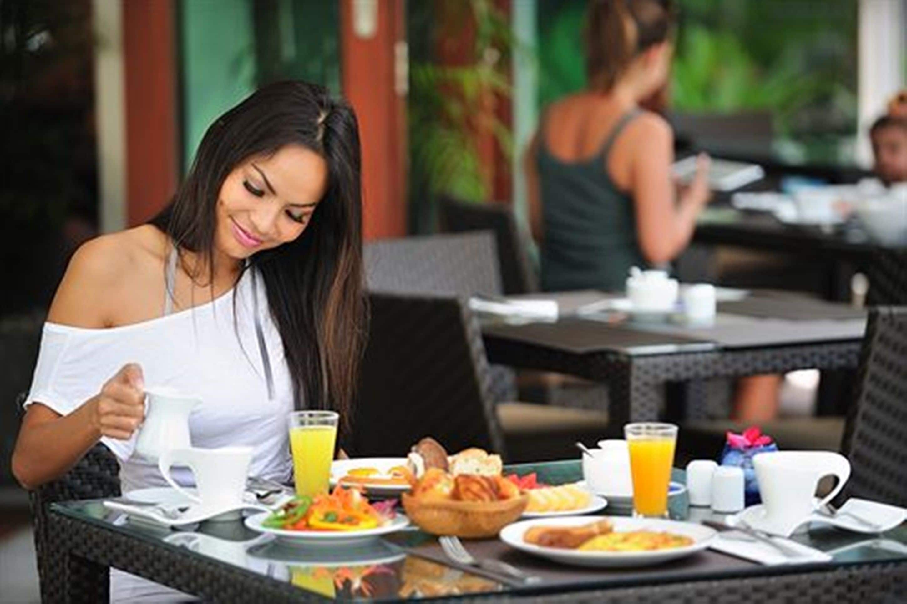 供应早餐、午餐和晚餐，国际美食，泳池景观