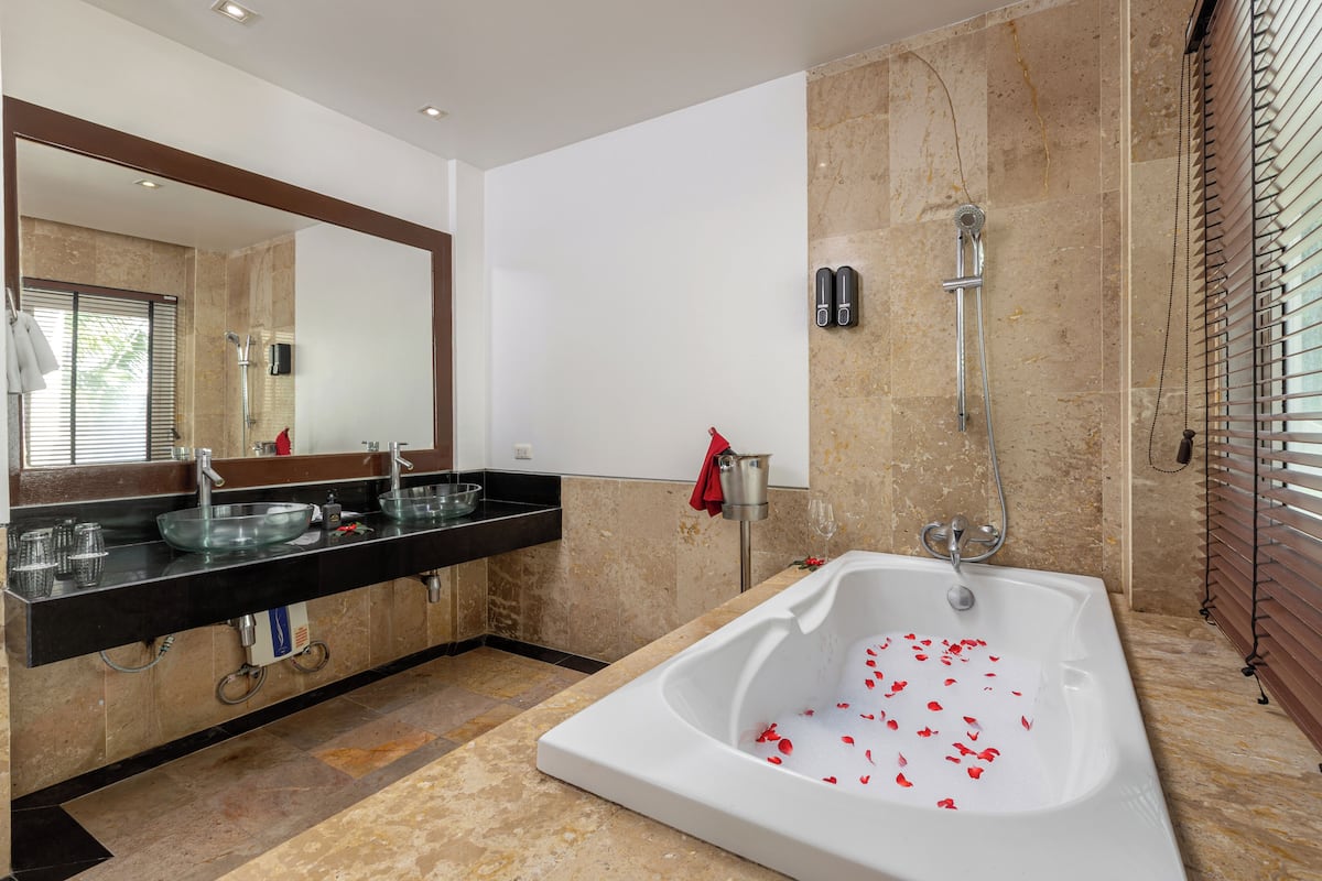 Two Bedroom Family Suite with Bathtub | Bathroom | Free toiletries, hair dryer, bathrobes, towels