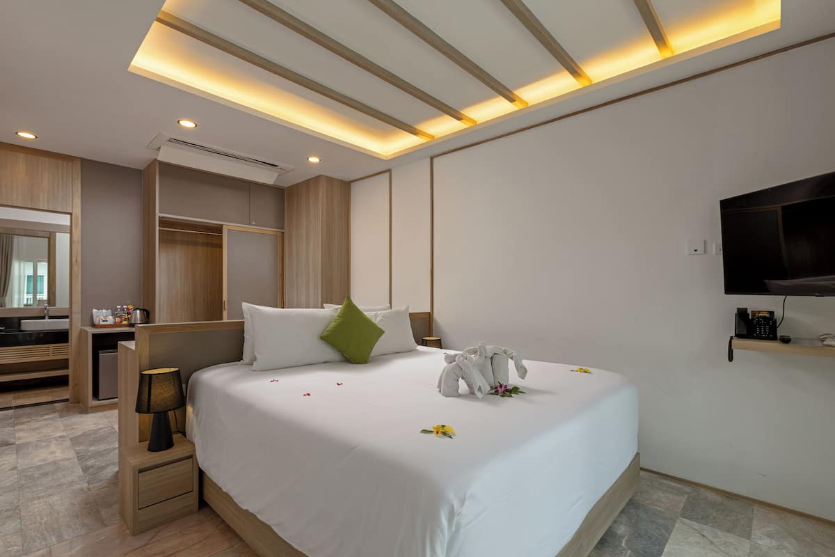 New Grand Deluxe Room | 1 bedroom, free minibar items, in-room safe, blackout drapes