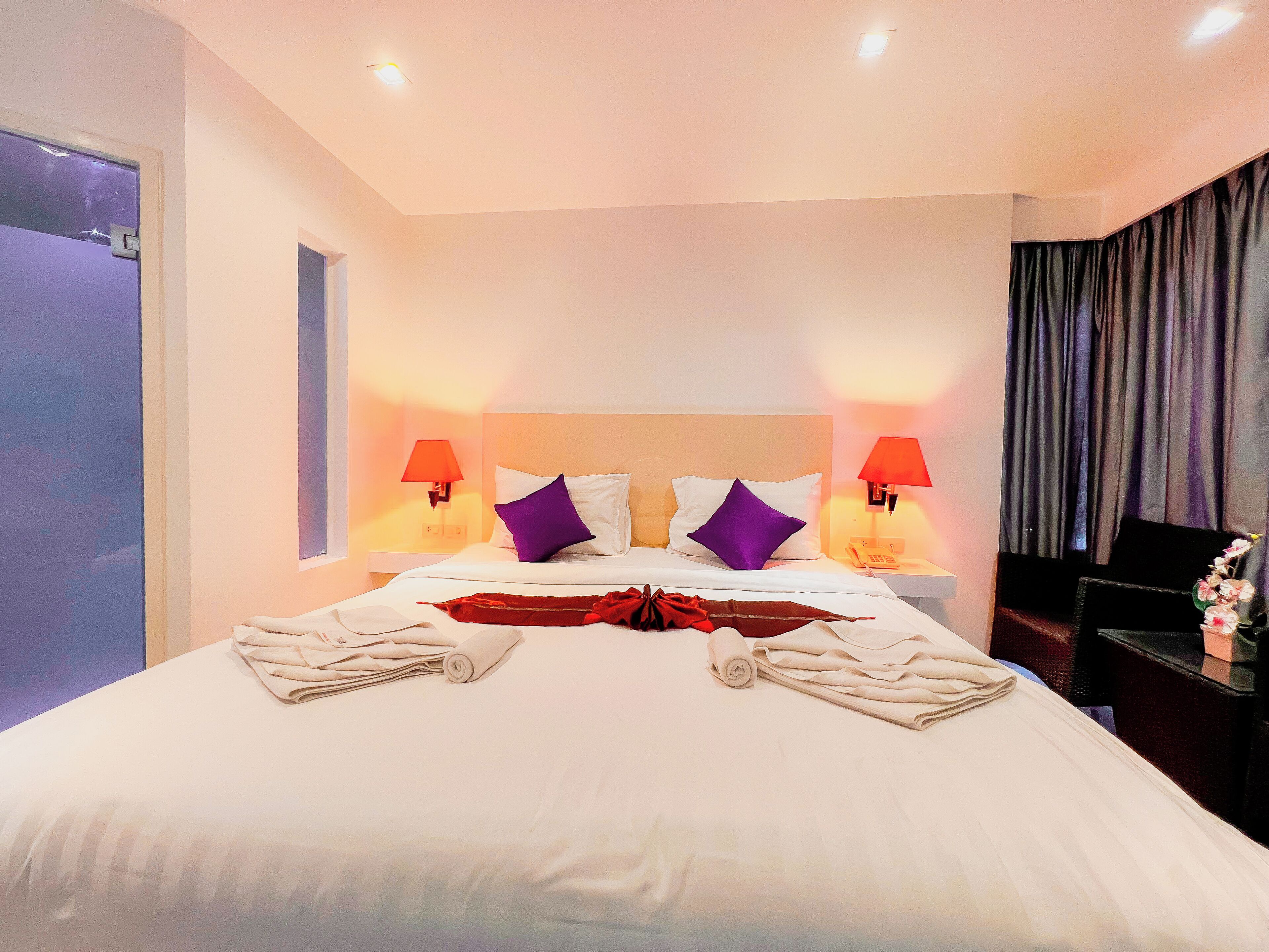 Standard Room | In-room safe, desk, laptop workspace, soundproofing