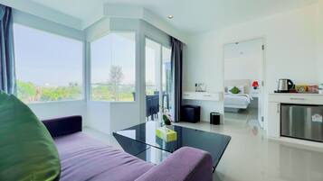 Kahden hengen grand-huone (Deluxe) | Tallelokero huoneessa, työpöytÀ