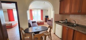 Familienapartment, 1 Schlafzimmer, Küche, Gartenblick | Zimmersafe, kostenlose Babybetten, WLAN, Bettwäsche