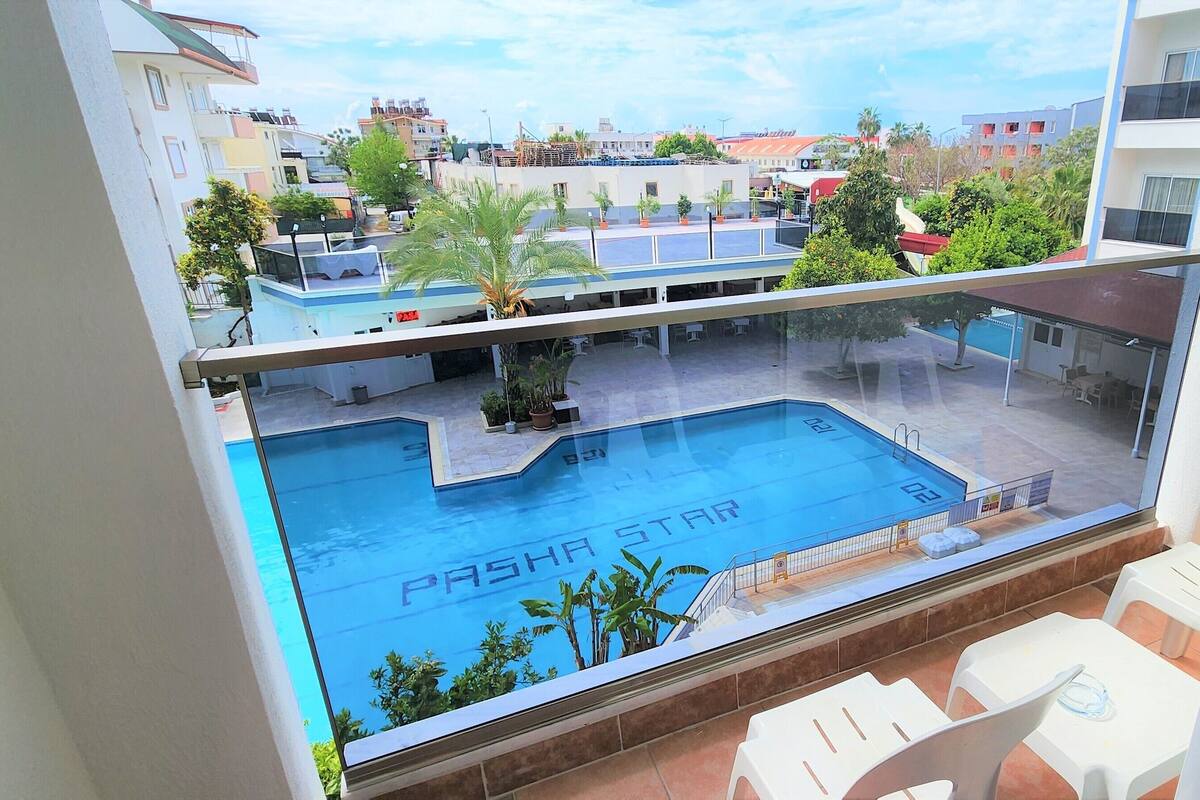 Habitación estándar, balcón, vistas a la piscina | Caja fuerte, cunas gratuitas, wifi y ropa de cama