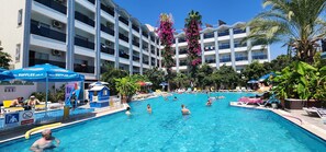 3 outdoor pools, pool umbrellas, pool loungers