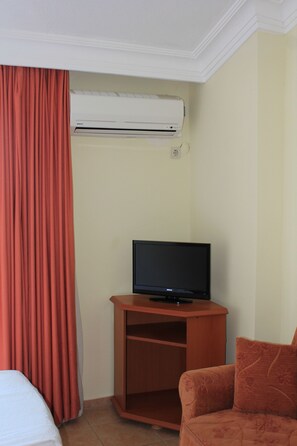 Studio, Kochnische, Poolblick | Zimmersafe, kostenlose Babybetten, WLAN, Bettwäsche