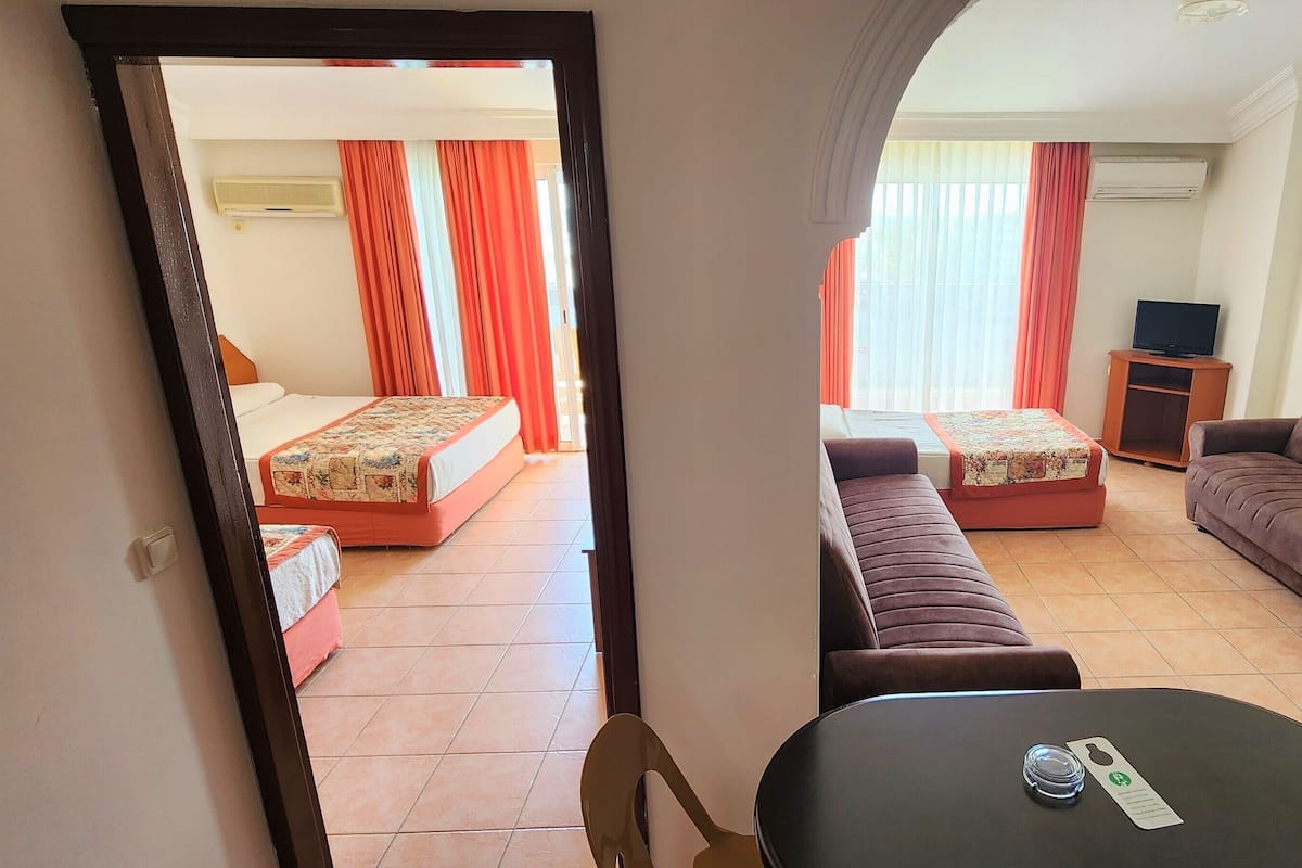 Familie appartement, 1 slaapkamer, keuken, uitzicht op tuin | 1 slaapkamer, een kluis op de kamer, gratis babybedden, wifi