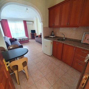 Familienapartment, 1 Schlafzimmer, Küche, Gartenblick | Eigene Küche | Kühlschrank, Mikrowelle, Wasserkocher