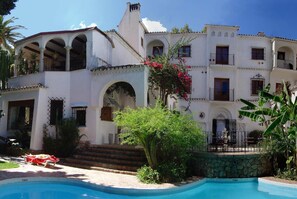 Seasonal outdoor pool, sun loungers - Hotel Residencia Miami (Torremolinos)