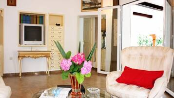 Caixa forta a l'habitació, escriptori, bressols i llits addicionals