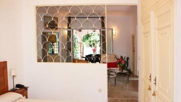 Caixa forta a l'habitació, escriptori, bressols i llits addicionals