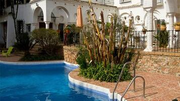 Seasonal outdoor pool, pool loungers