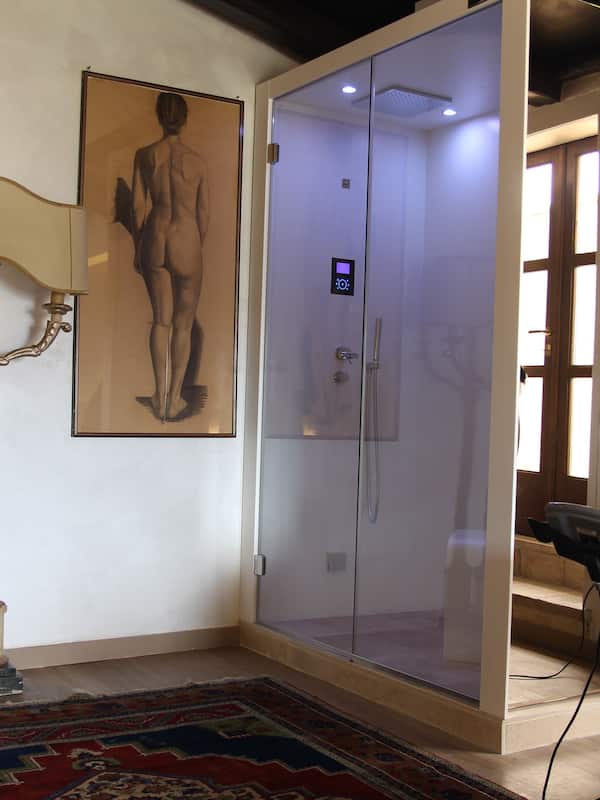 Suite, vue vallée (Daniela) | Douche de la salle de bain
