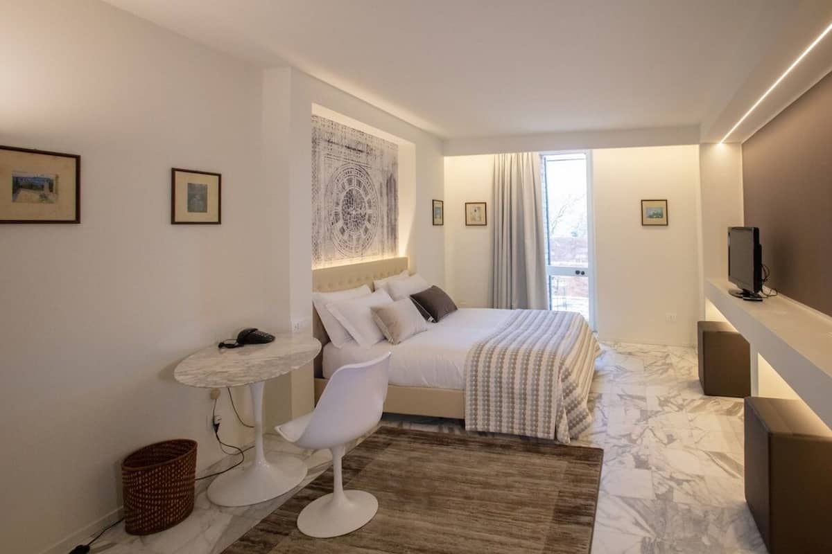 Deluxe Room | 1 bedroom, minibar, in-room safe, desk