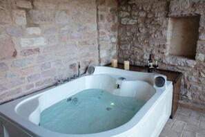 Suite, vista al valle (Vittoria) | Tina de hidromasaje privada