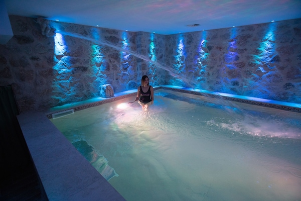 Bain à remous, hammam, soins du visage, soins de réflexologie, massages