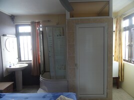 Ducha, secador de pelo, toallas, jabón