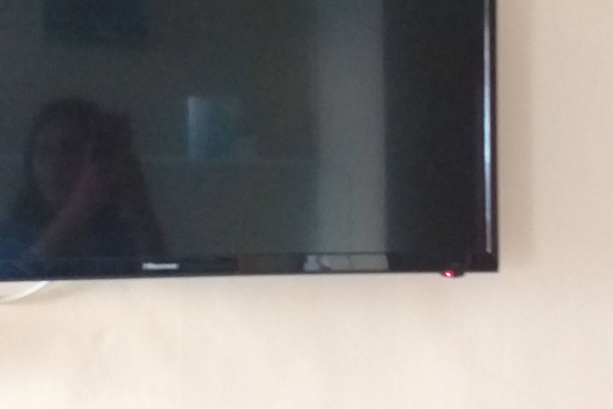 Un téléviseur à écran plat fixé au mur.