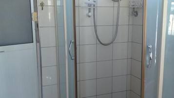 Douche, sĂšche-cheveux, serviettes fournies, savon