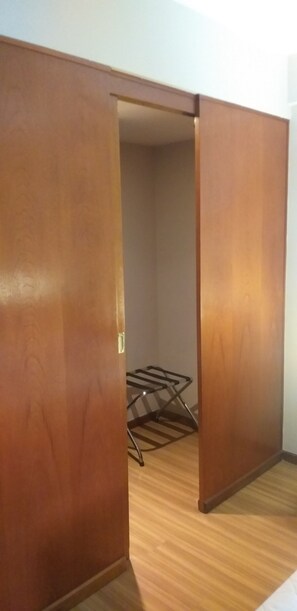Standard Twin Room | Bar mini, peti besi dalam bilik, meja, langsir/tirai gelap terus 