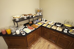 Free daily buffet breakfast - Hotel Moncloa (São Paulo)