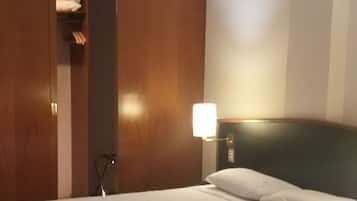 Habitación estándar doble | Minibar, caja fuerte, escritorio y cortinas opacas