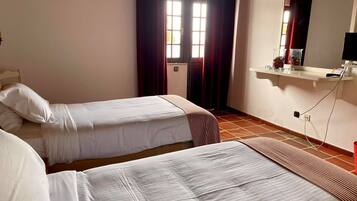 Habitación estándar con 2 camas individuales, vista al jardín | 1 habitación, camas con pillow-top y caja de seguridad en la habitación