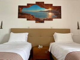 Colchones con pillow-top y caja de seguridad en la habitación 