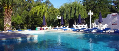 2 piscines extérieures, parasols de plage, chaises longues