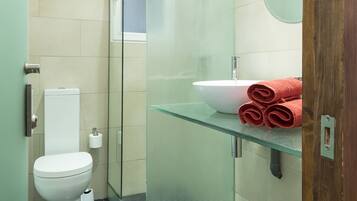 Standaard appartement, 4 slaapkamers, keuken | Badkamer | Een douche, een regendouche, een haardroger, handdoeken