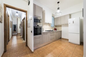 Refrigerador con congelador, microondas, horno y parrilla de estufa