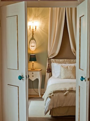 1 bedroom, Egyptian cotton sheets, premium bedding, down duvets
