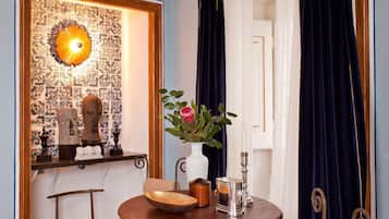 Standard Suite, Kitchenette | Living area