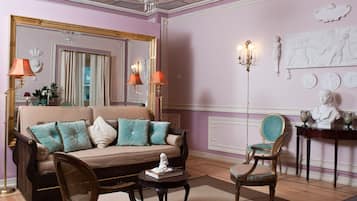 Superior Suite, Kitchenette | Living room