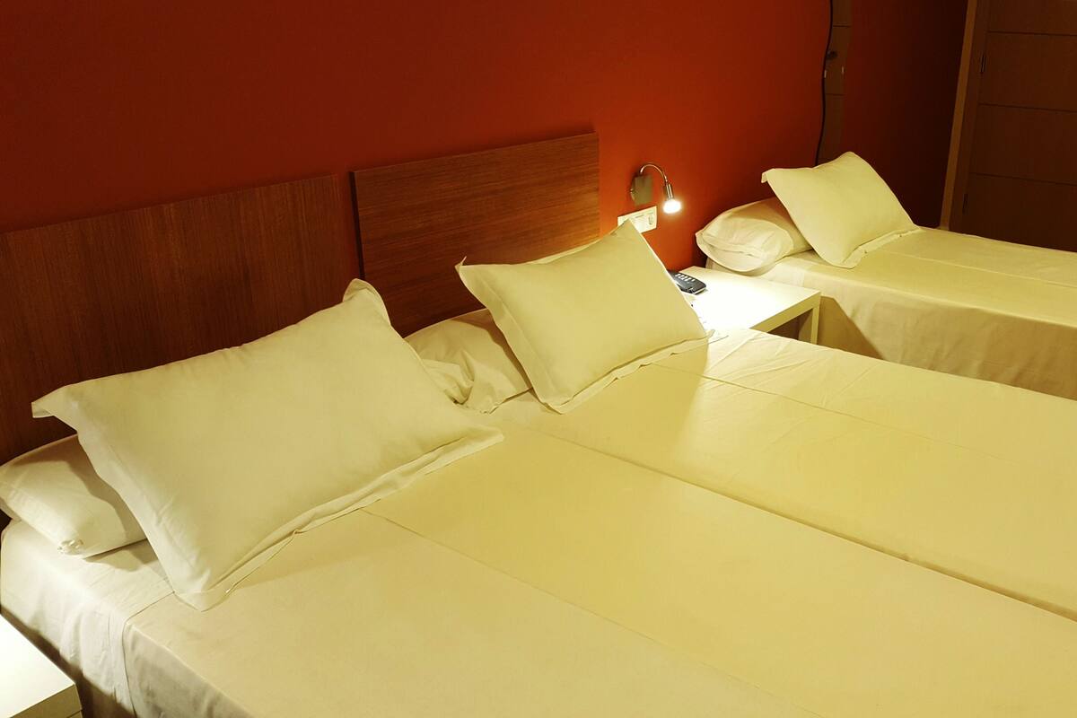 Colchones con efecto memoria, escritorio y cortinas blackout 