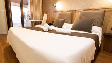 Camas con efecto memoria, escritorio y cortinas blackout